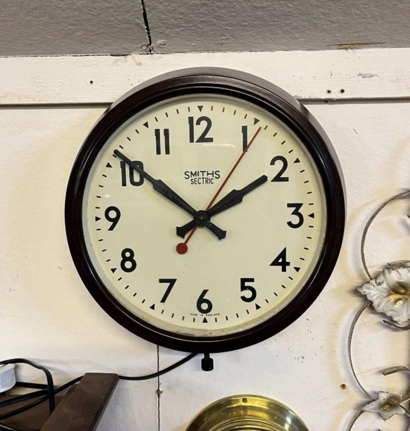 Vintage Smith's Sectric Electric Wall Clock ﻿with Brown Bakelite Case