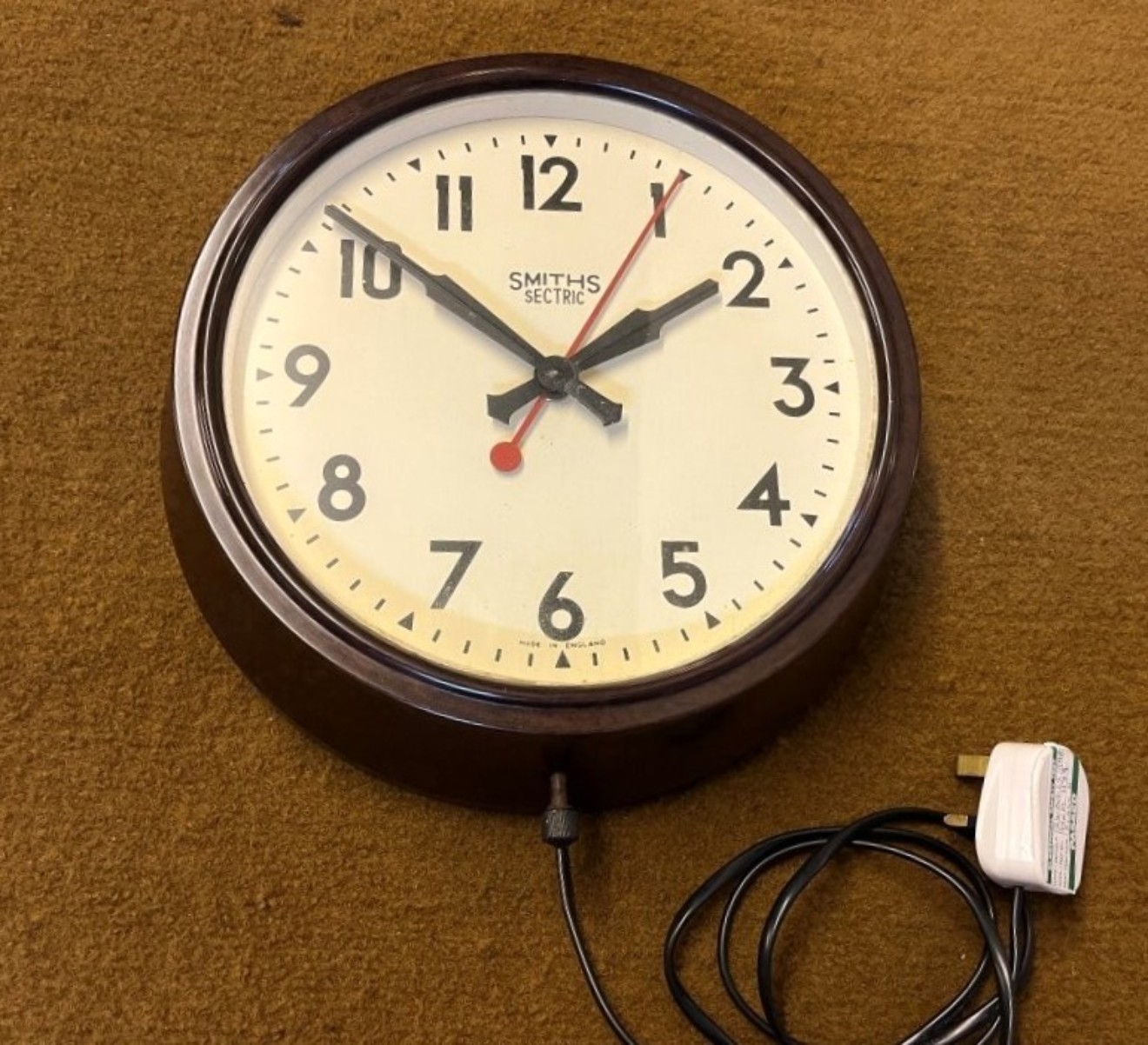 Vintage Smith's Sectric Electric Wall Clock ﻿with Brown Bakelite Case