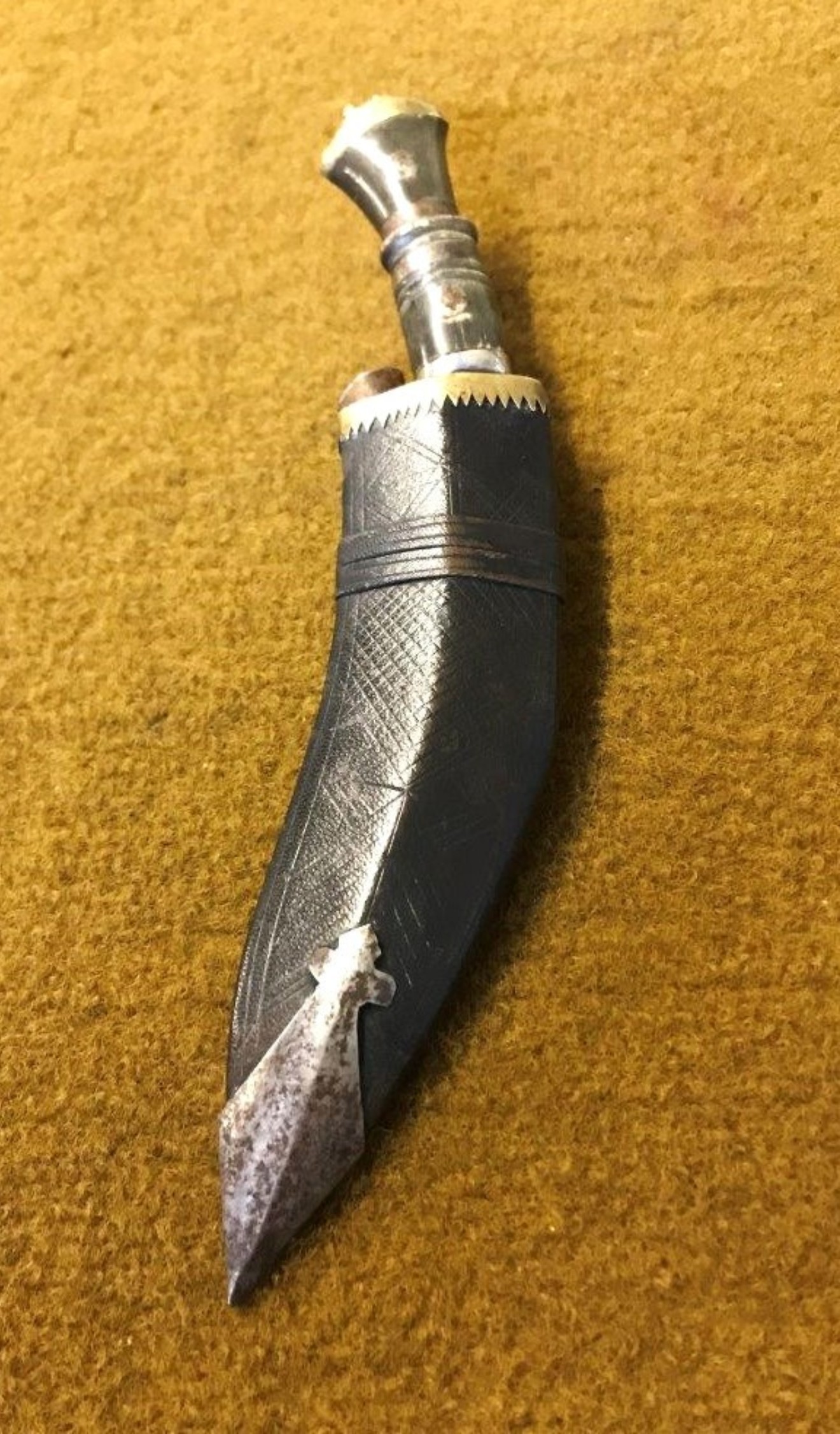 Vintage Gurkha Kukri in Leather Sheath c/w 2 Karda Knives