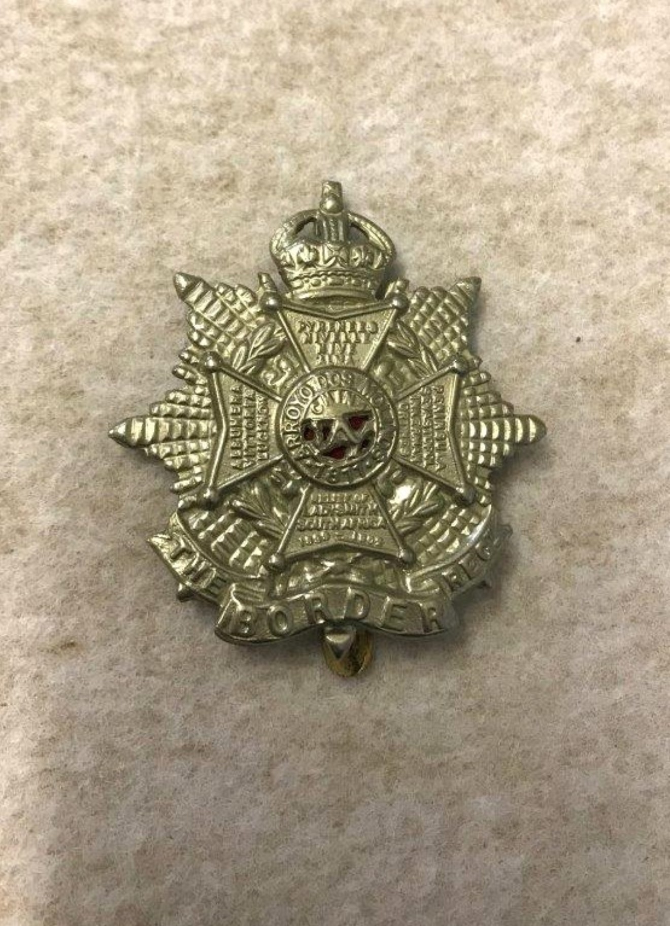 WW1 The Border Regiment Cap Badge White Metal with Brass Slider