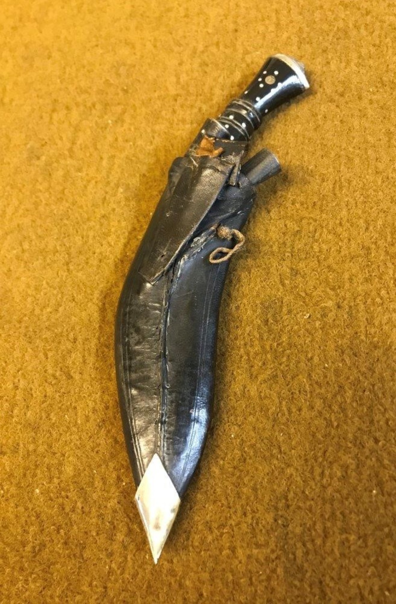 Vintage Gurkha Kukri in Leather Sheath c/w 2 Karda Knives