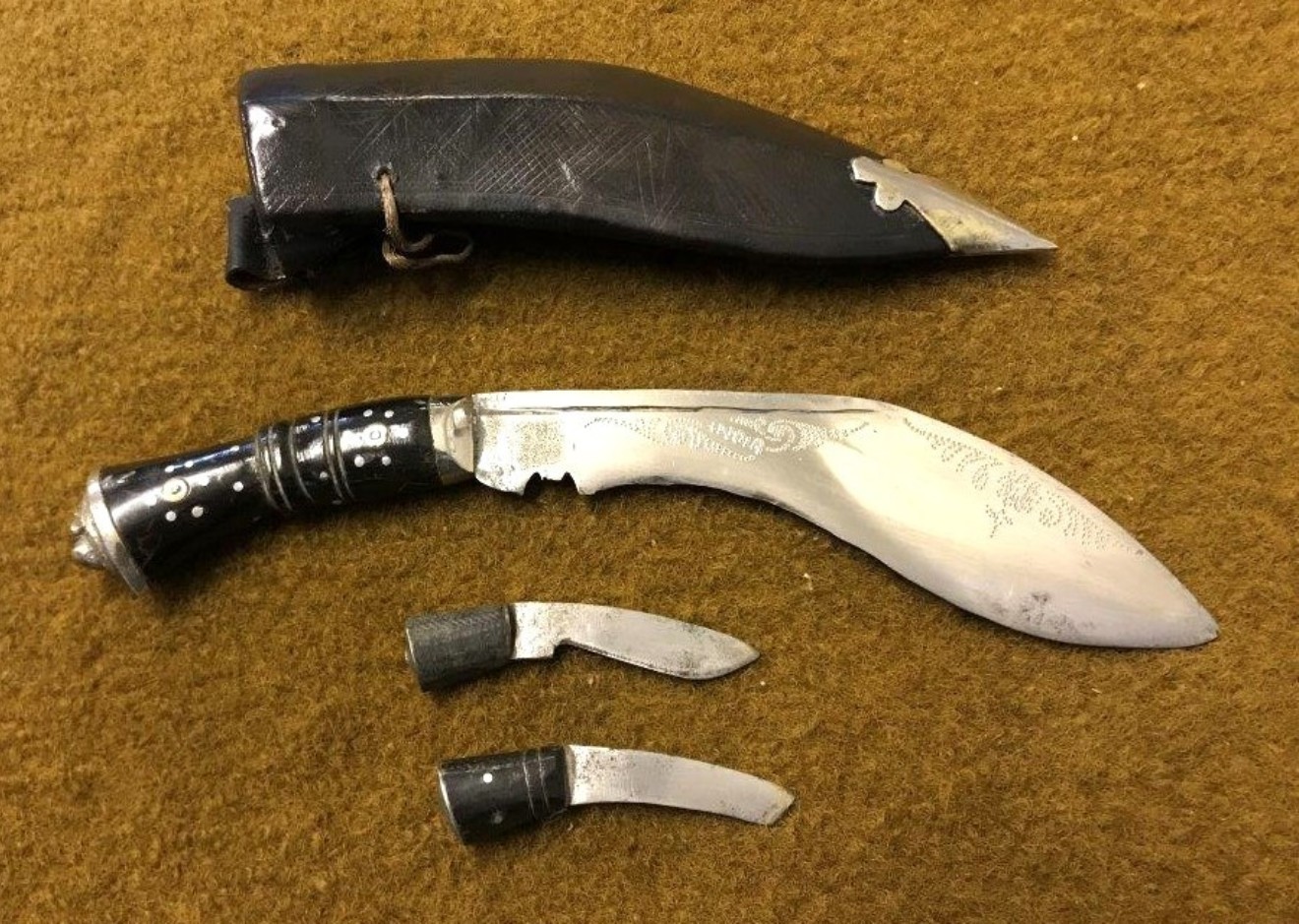 Vintage Gurkha Kukri in Leather Sheath c/w 2 Karda Knives