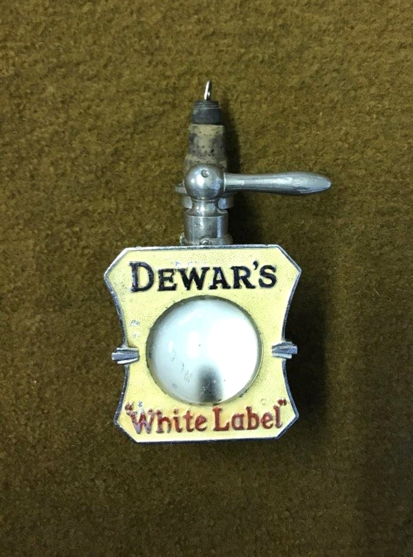 Vintage Dewar's White Label Whisky Pearl / Bullseye Optic on White Horse Whisky Stand