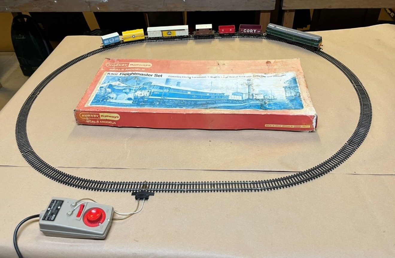 Vintage Hornby Railways R507 Freightmaster 00 Gauge Electric Train Set