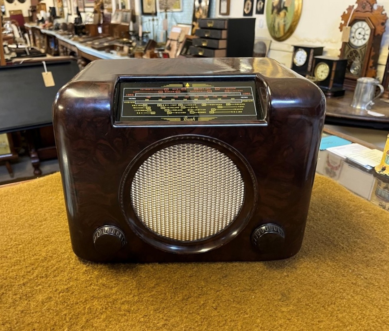 Vintage Bush DAC 90A Radio Brown Bakelite Case