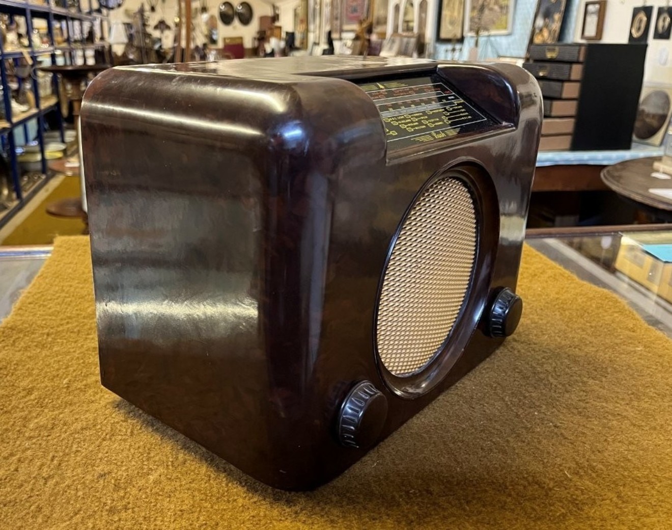 Vintage Bush DAC 90A Radio Brown Bakelite Case