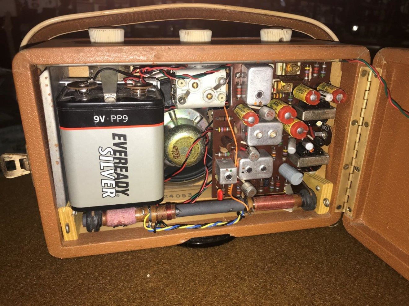 Vintage Roberts Transistor Radio Model R200