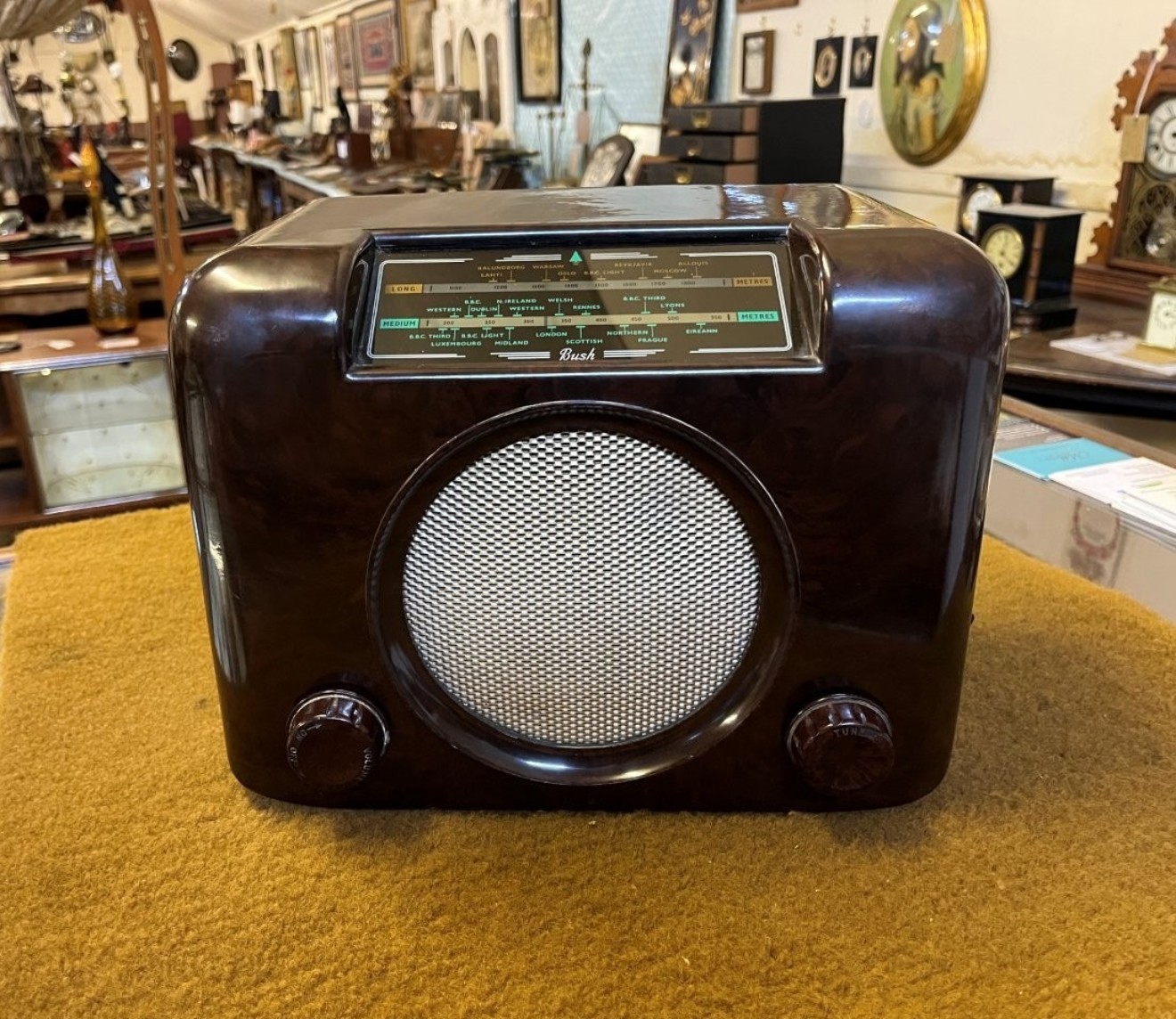 Vintage Bush DAC 90A Radio Brown Bakelite Case