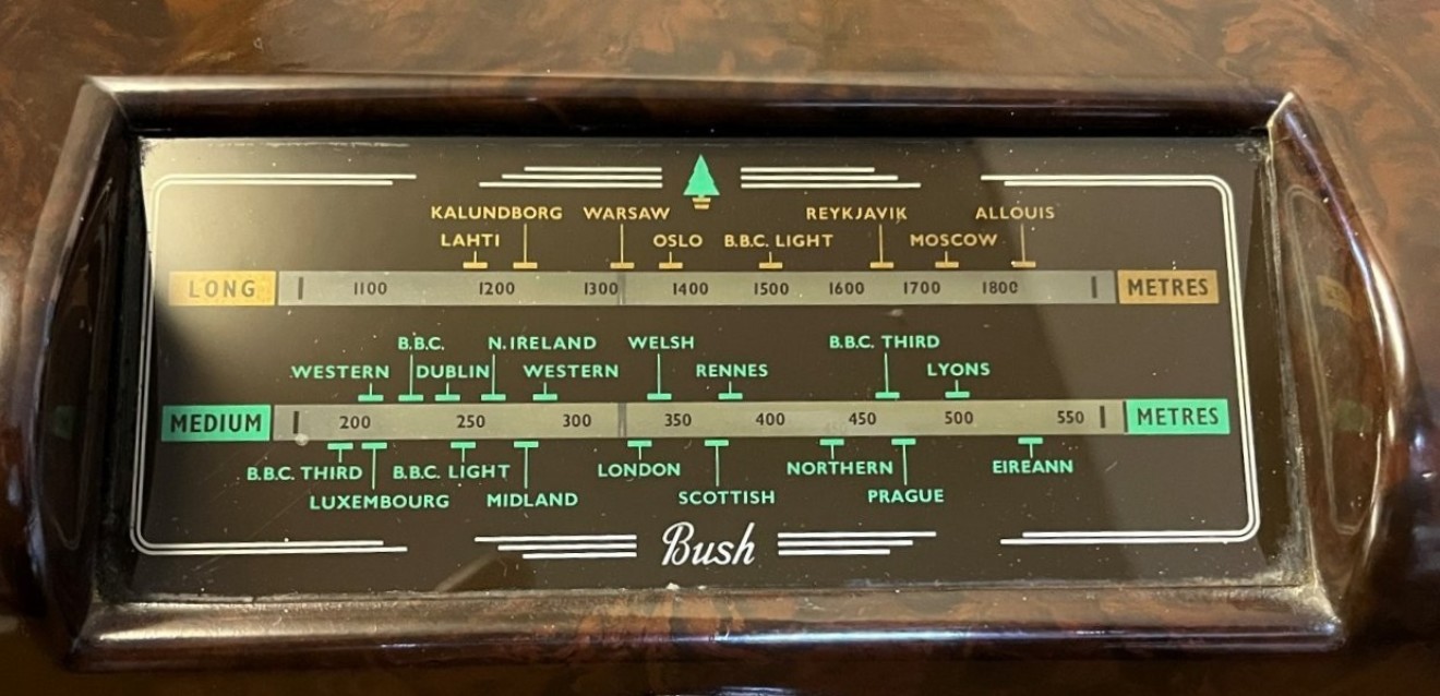 Vintage Bush DAC 90A Radio Brown Bakelite Case