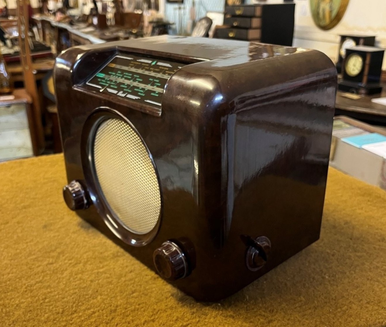 Vintage Bush DAC 90A Radio Brown Bakelite Case