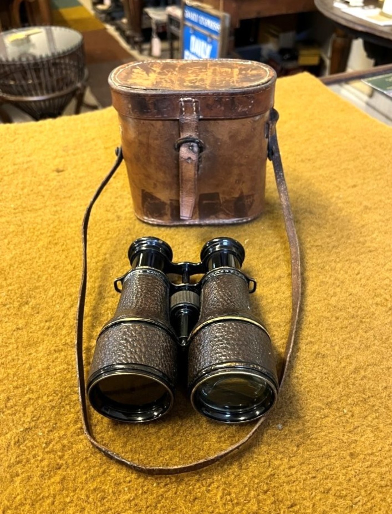 WW1 Military Binoculars by Colmont Paris in Leather Case Stamped 19 HLI for 19th Volunteer Battalion Highland Light Infantry