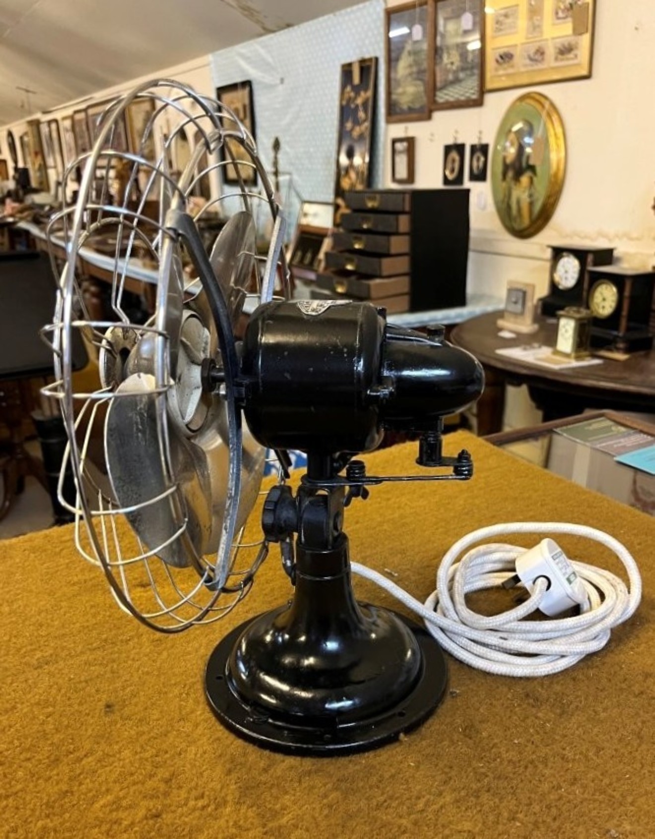 Vintage Limit Veritys 10" Oscillating Desk Fan