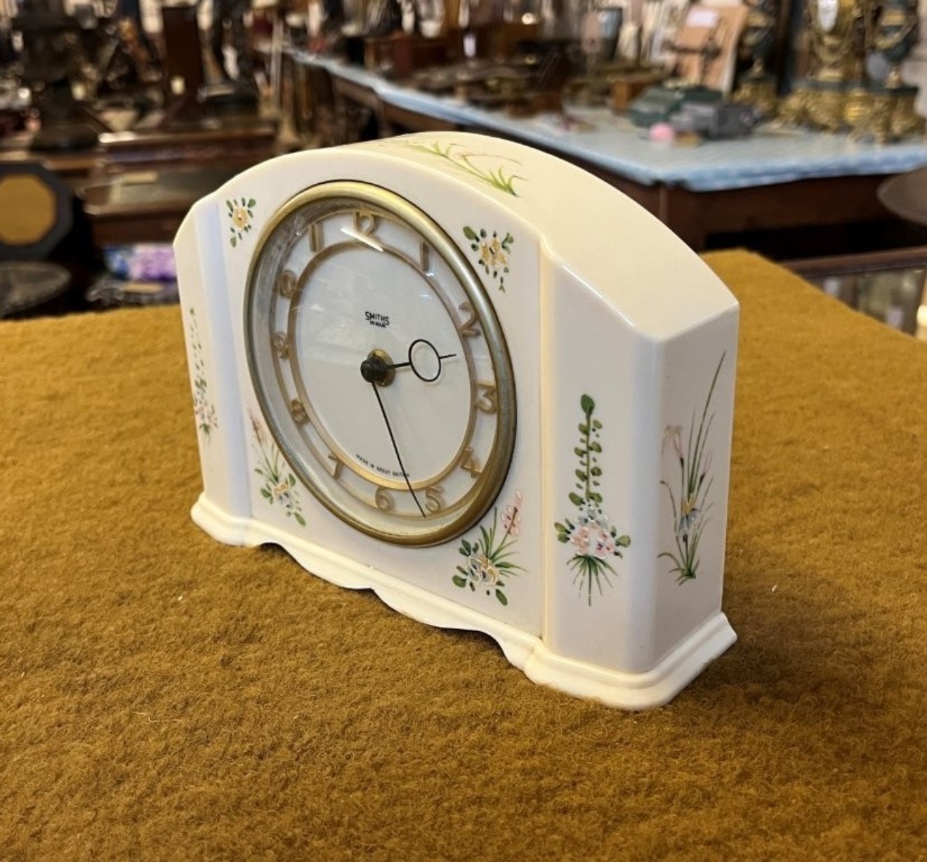 Vintage Smiths Floral Pattern Bakelite Mantle Clock