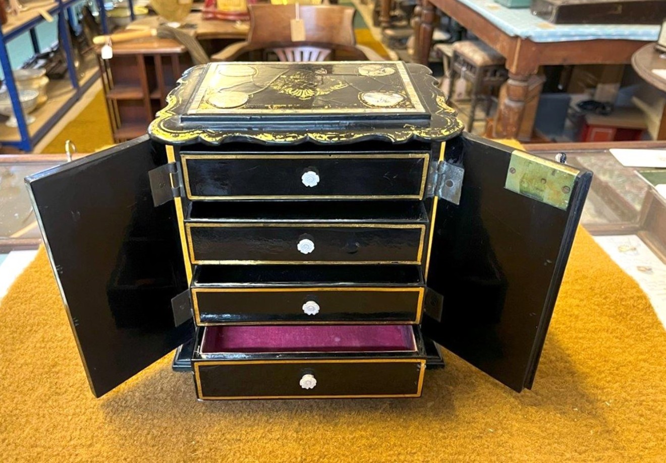 Vintage Oriental Lacquered Jewellery Box Decorated with Gilt and Mother of Pearl