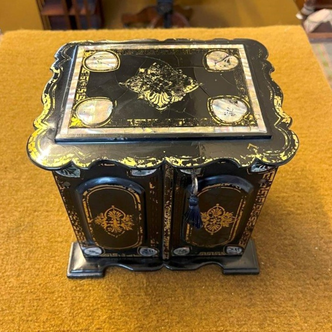 Vintage Oriental Lacquered Jewellery Box Decorated with Gilt and Mother of Pearl
