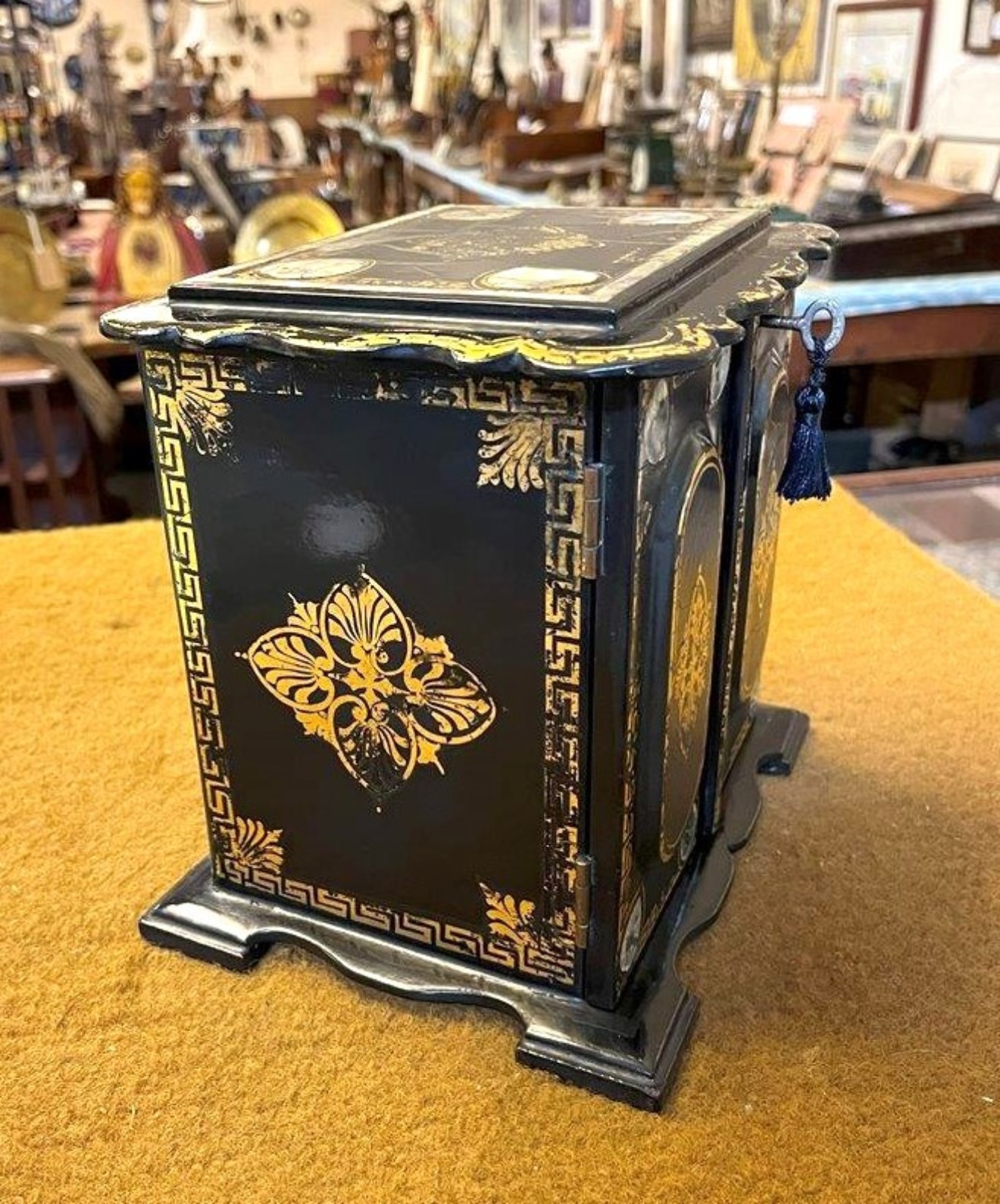 Vintage Oriental Lacquered Jewellery Box Decorated with Gilt and Mother of Pearl
