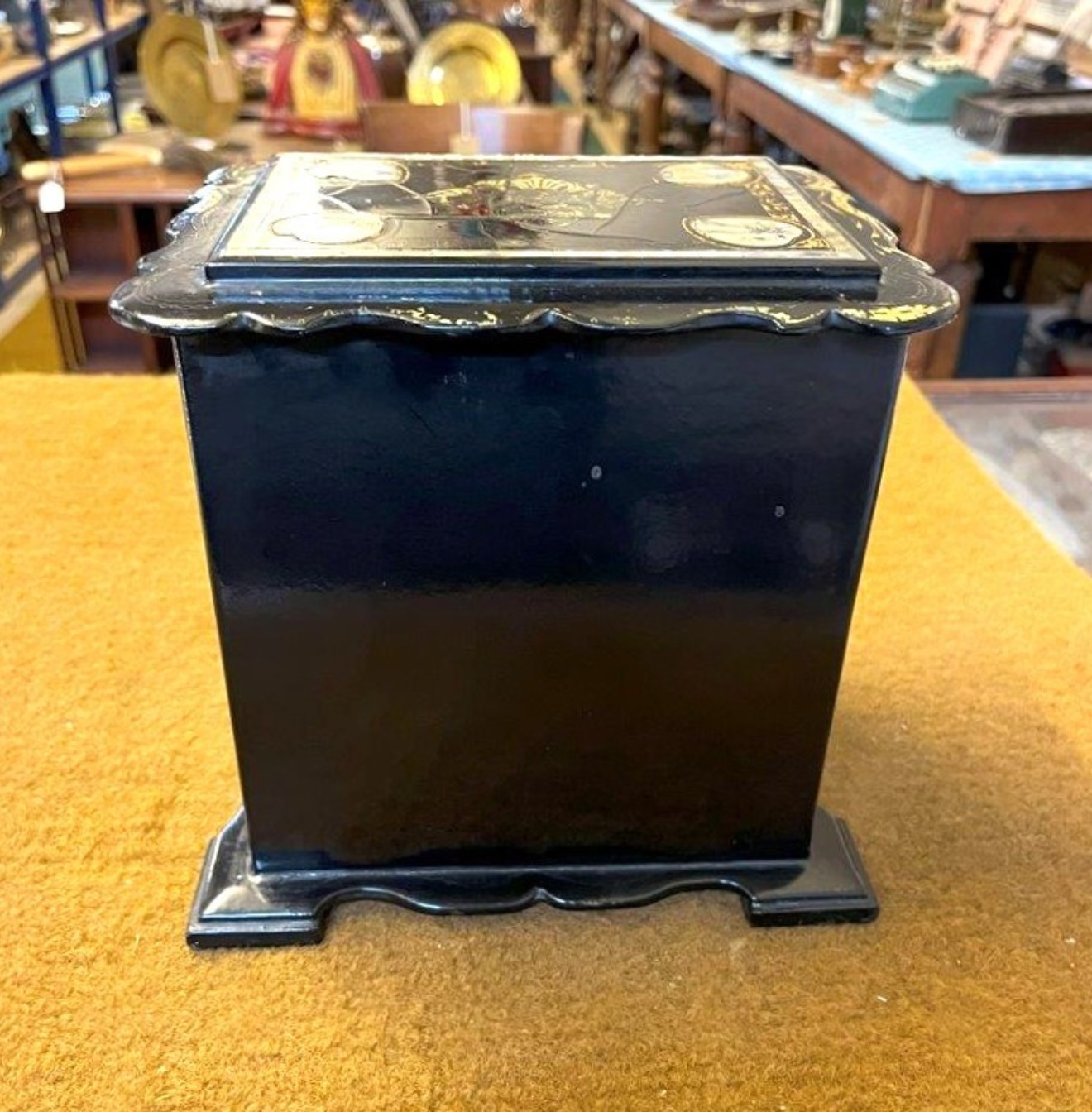 Vintage Oriental Lacquered Jewellery Box Decorated with Gilt and Mother of Pearl