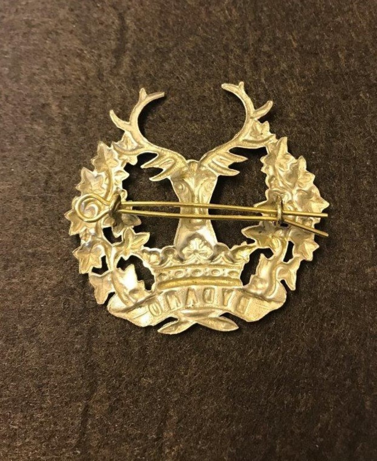 Vintage White Metal Gordon Highlanders Cap Badge Inscribed "Bydand"