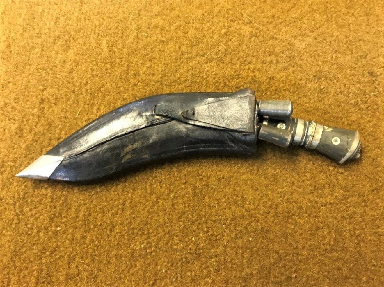 Vintage Gurkha Kukri in Leather Sheath c/w 2 Karda Knives