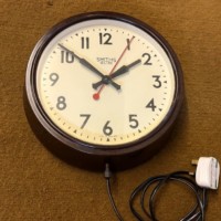 Vintage Smith's Sectric Electric Wall Clock ﻿with Brown Bakelite Case
