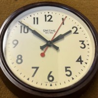 Vintage Smith's Sectric Electric Wall Clock ﻿with Brown Bakelite Case
