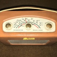 Vintage Roberts Transistor Radio Model R200