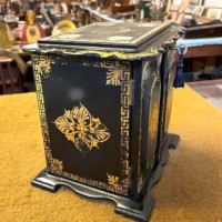 Vintage Oriental Lacquered Jewellery Box Decorated with Gilt and Mother of Pearl