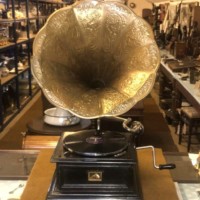 Retro His Master's Voice 78 RPM Gramophone