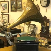 Retro His Master's Voice 78 RPM Gramophone