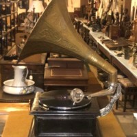 Retro His Master's Voice 78 RPM Gramophone