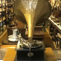 Retro His Master's Voice 78 RPM Gramophone