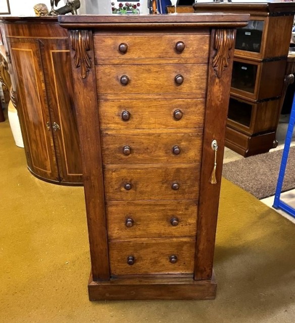 Victorian Light Mahogany Wellington Chest with 7 Graduated Drawers