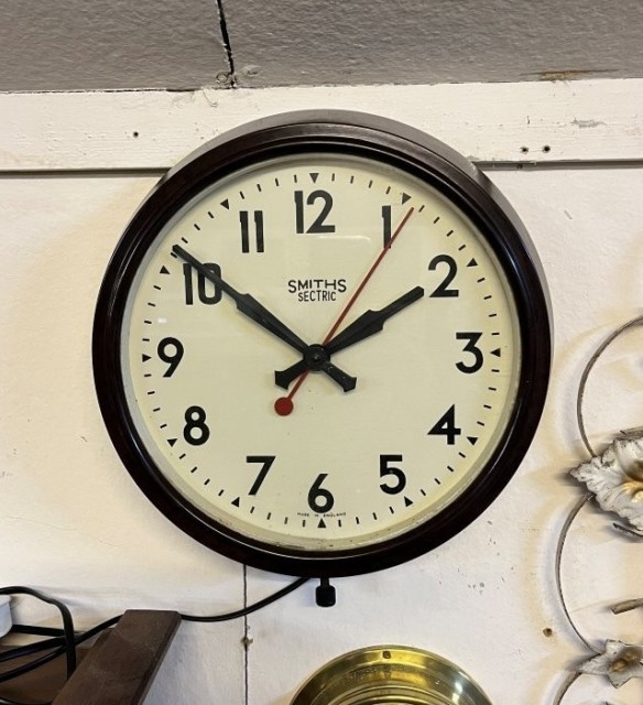 Vintage Smith's Sectric Electric Wall Clock ﻿with Brown Bakelite Case