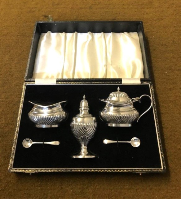 Vintage Cased Sterling Silver Cruet Set