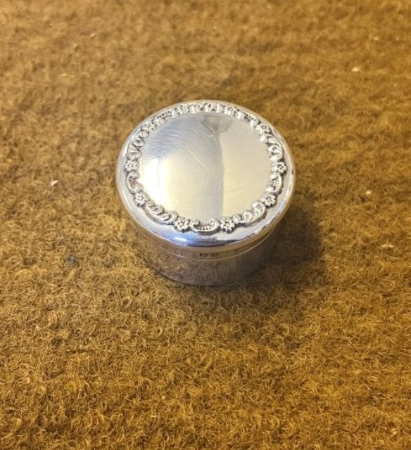 Antique Sterling Silver Pill Box by Mappin & Webb ﻿Hallmarked Birmingham 1911