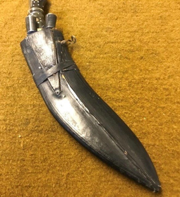 Vintage Gurkha Kukri in Leather Sheath c/w 2 Karda Knives