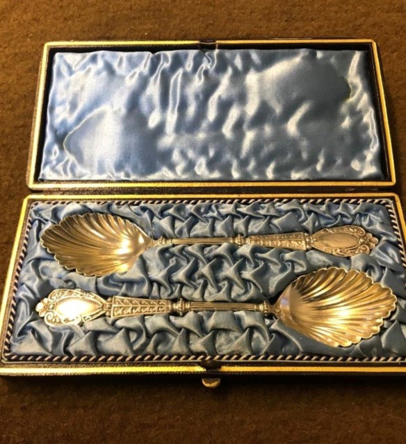 Antique Cased Set of 2 Silver Plated Berry Spoons Monogramed G