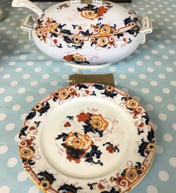 Imari Tureen, Ladle and 4 Plates