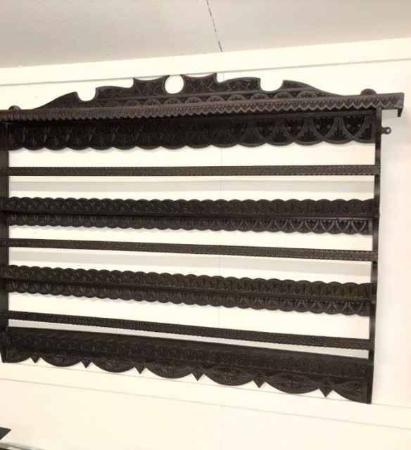 Scottish Chip Carved Hanging Plate Rack﻿