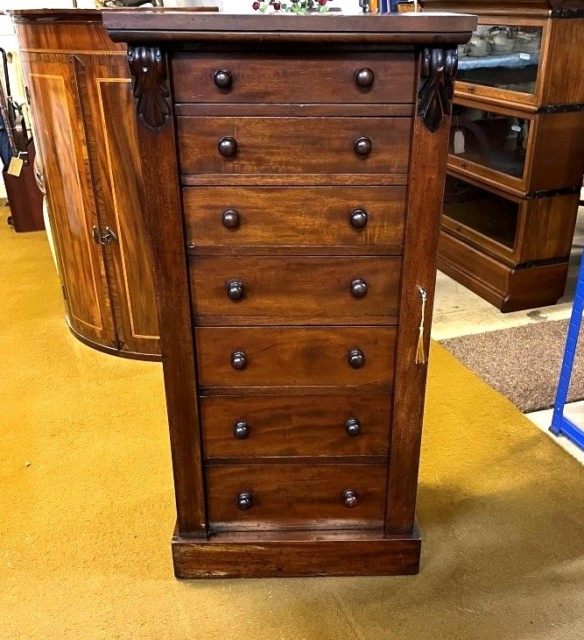 Antique Mahogany Wellington Chest with 7 Graduated Drawers