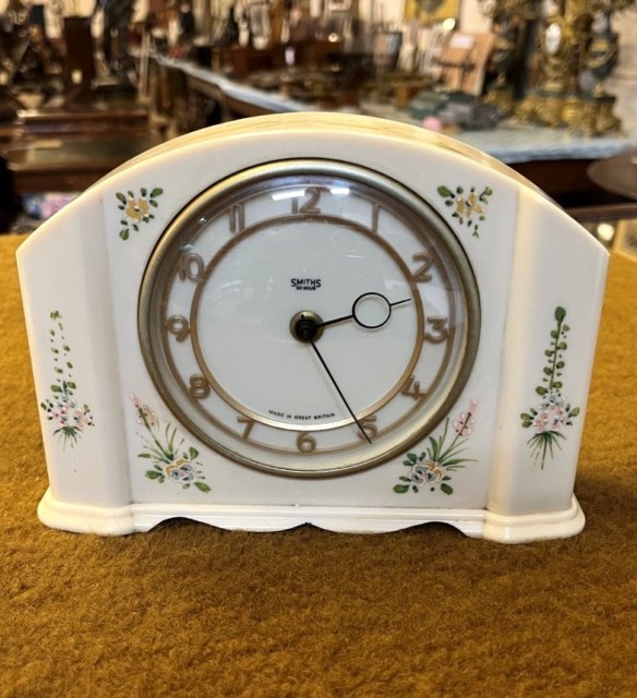 Vintage Smiths Floral Pattern Bakelite Mantle Clock