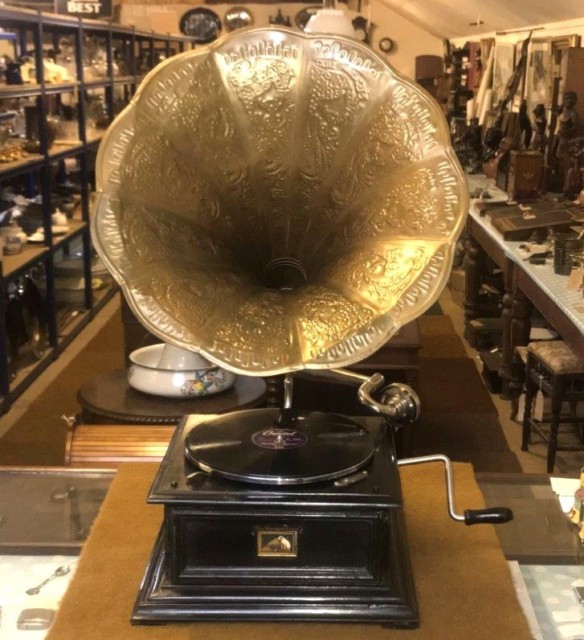 Retro His Master's Voice 78 RPM Gramophone