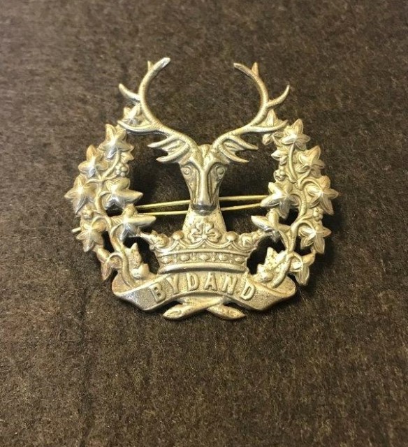 Vintage White Metal Gordon Highlanders Cap Badge Inscribed "Bydand"